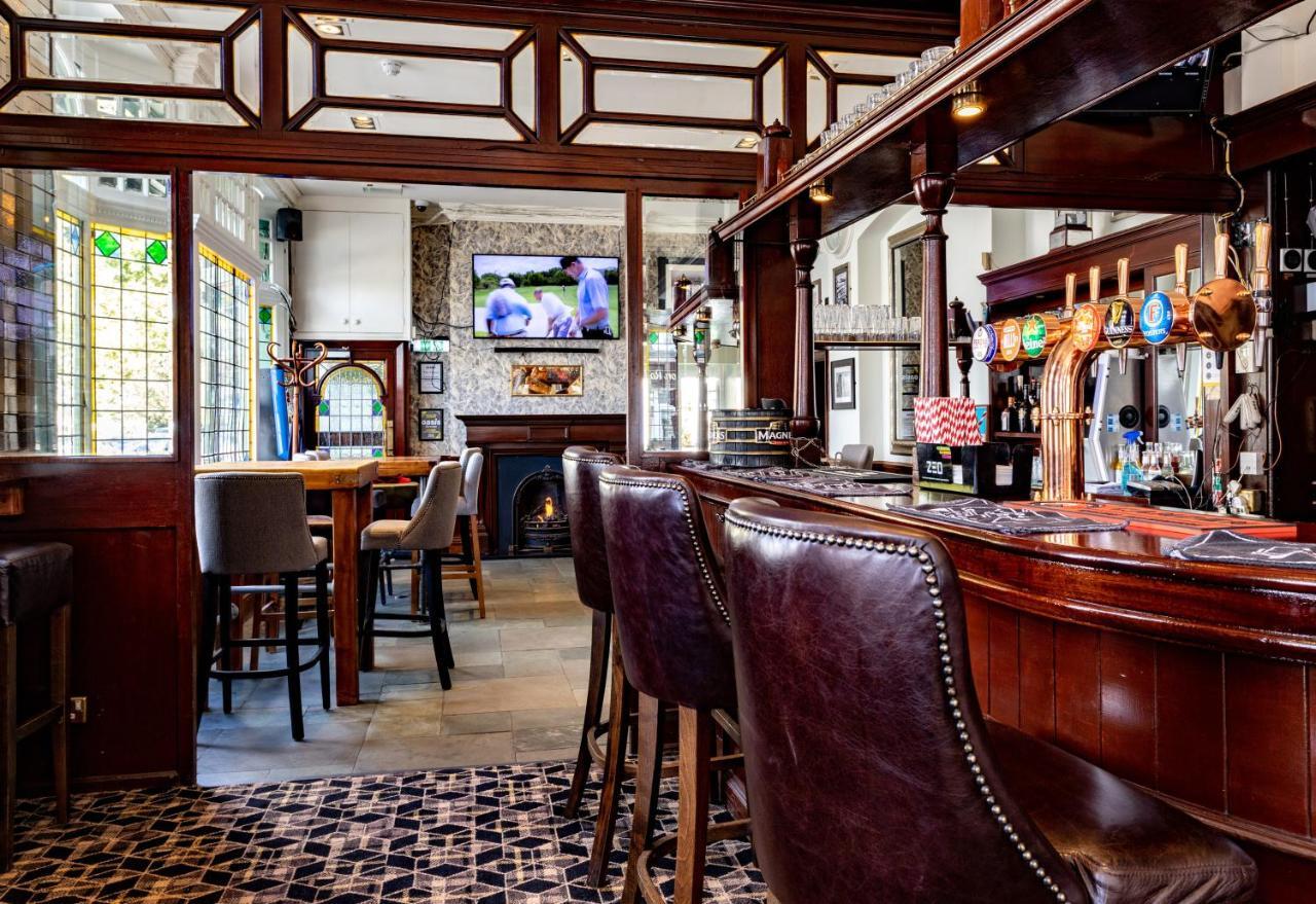 Black Lion Surbiton Ngoại thất bức ảnh